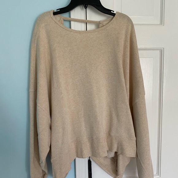 cut out crewneck - Picture 2 of 2